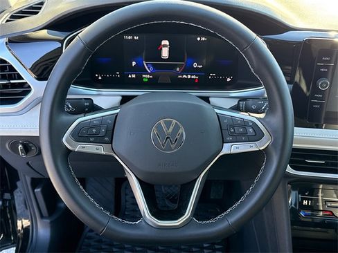 Certified 2025 Volkswagen Taos SE w/ Panoramic Sunroof Package image 11