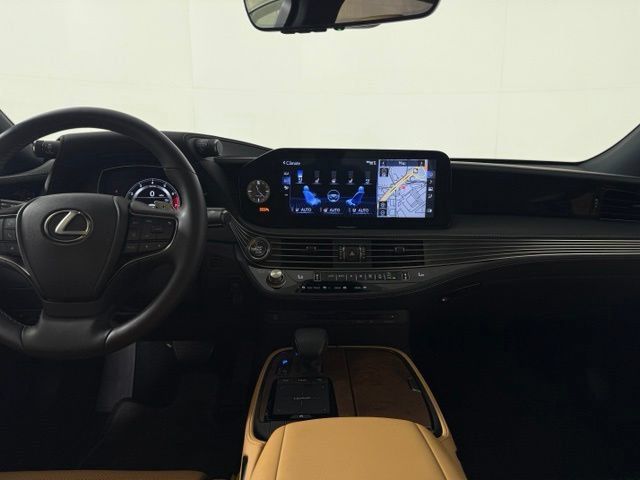 Used 2022 Lexus LS 500 w/ Accessory Package (Z2) RWD image 34