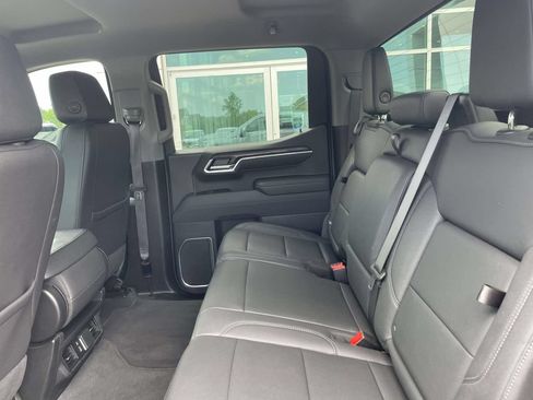 Used 2025 GMC Sierra 1500 SLT AWD/4WD image 11