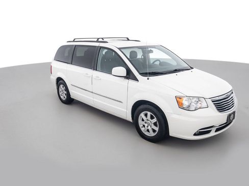 Used 2013 Chrysler Town & Country Touring FWD image 3