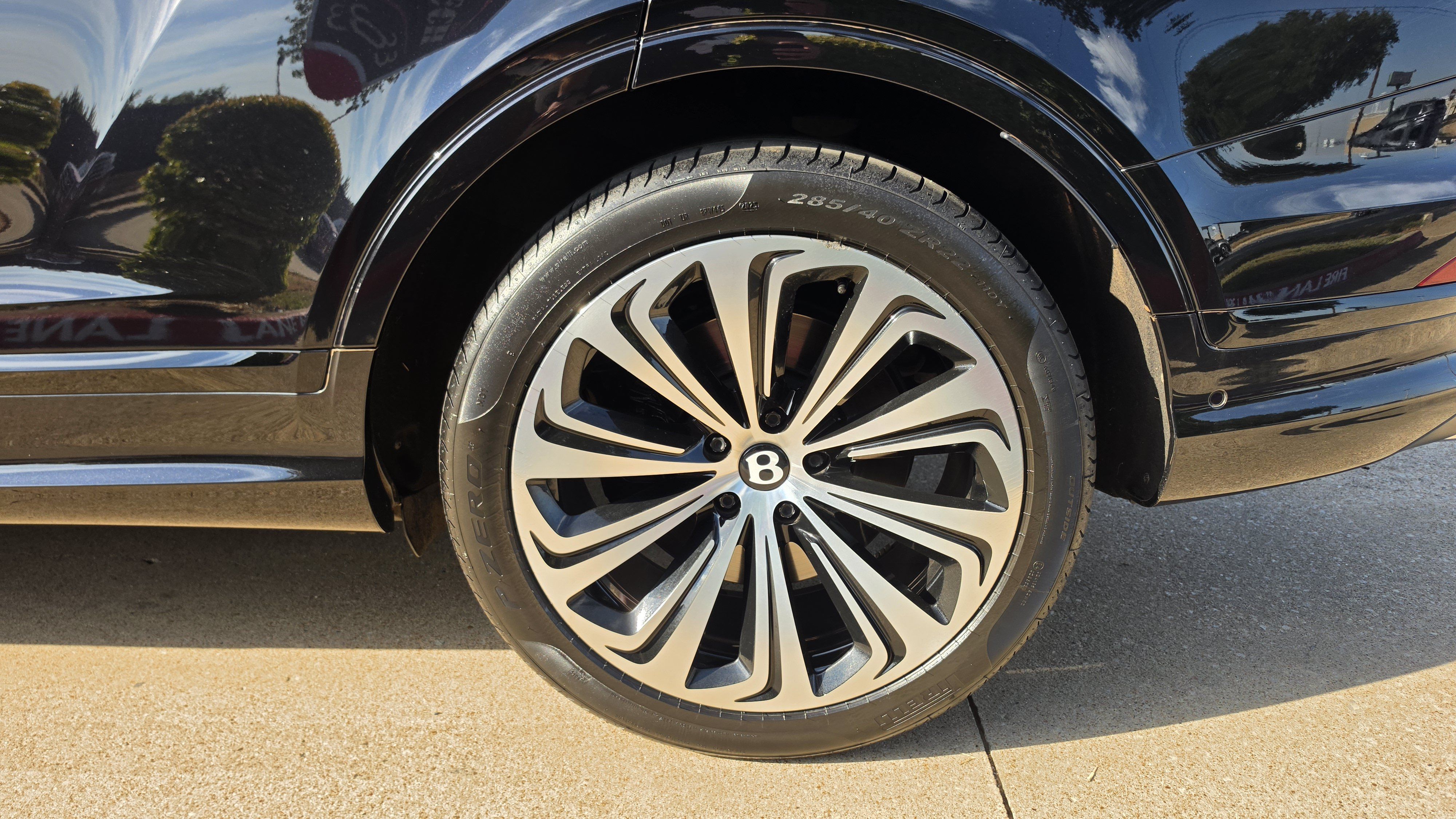 Used 2022 Bentley Bentayga AWD/4WD image 14