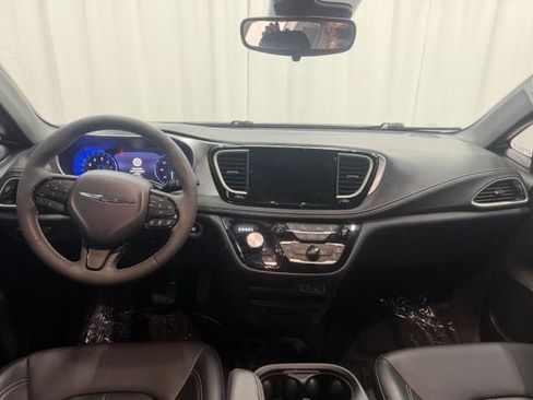 Used 2023 Chrysler Pacifica Touring-L w/ S Appearance Package FWD image 4
