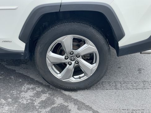 Used 2021 Toyota RAV4 XLE Premium image 10