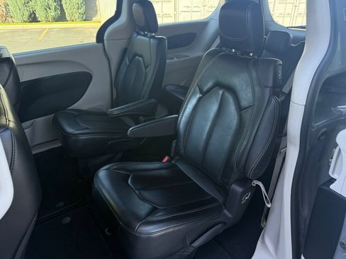 Used 2023 Chrysler Pacifica Touring-L FWD image 33