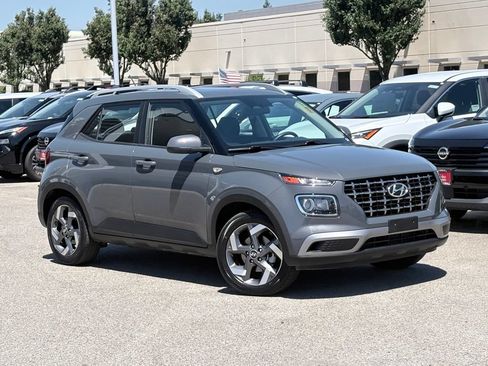 Used 2025 Hyundai Venue SEL FWD image 2