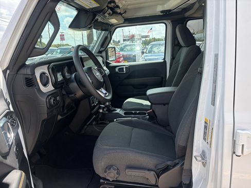 Used 2025 Jeep Wrangler Unlimited Sahara AWD/4WD image 27