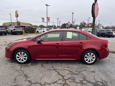 Used 2022 Toyota Corolla LE image 6