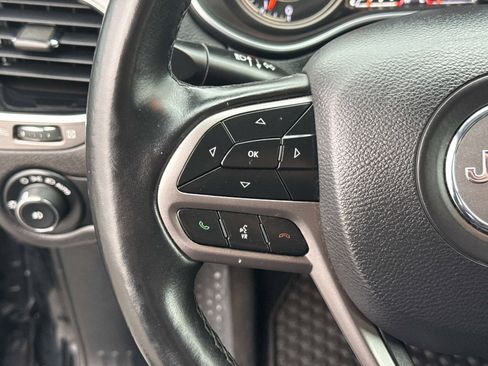 Used 2019 Jeep Cherokee Limited image 32