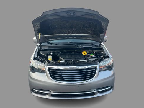 Used 2014 Chrysler Town & Country S FWD image 13