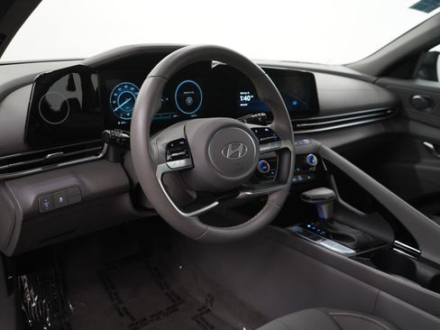 Used 2025 Hyundai Elantra SEL image 17
