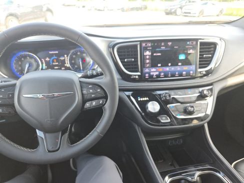 Used 2025 Chrysler Pacifica Limited FWD image 17