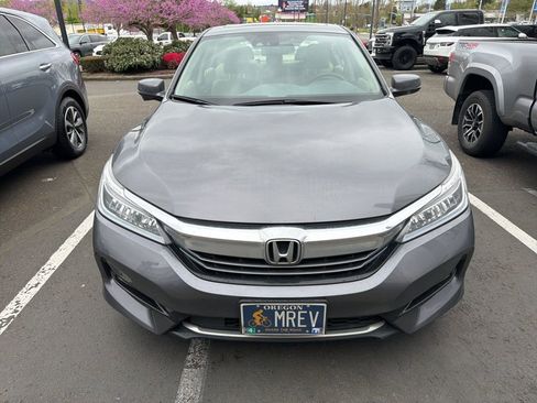 Used 2017 Honda Accord Touring image 2