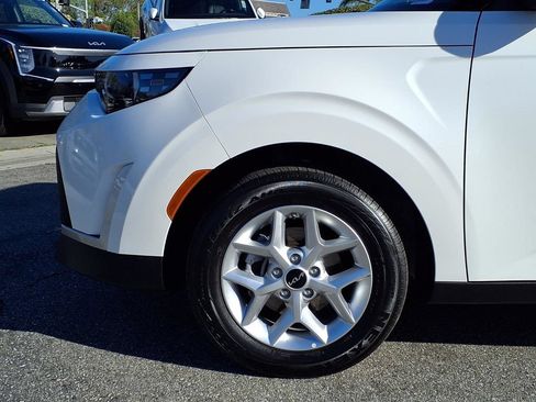 Certified 2025 Kia Soul LX w/ LX Technology Package FWD image 13