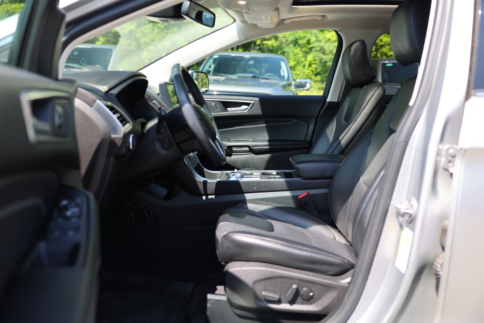 Used 2022 Ford Edge Titanium w/ Equipment Group 301A AWD/4WD image 17