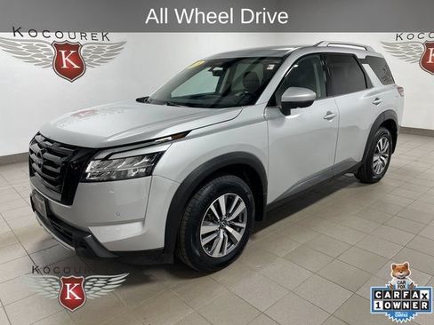 Used 2024 Nissan Pathfinder SL w/ Black Appearance Package AWD/4WD image 3