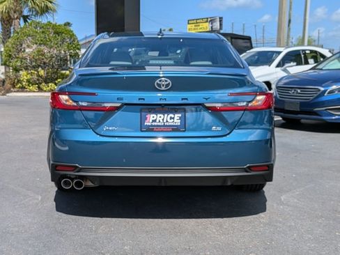 Used 2025 Toyota Camry SE image 7