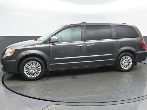 Used 2015 Chrysler Town & Country Limited image 2