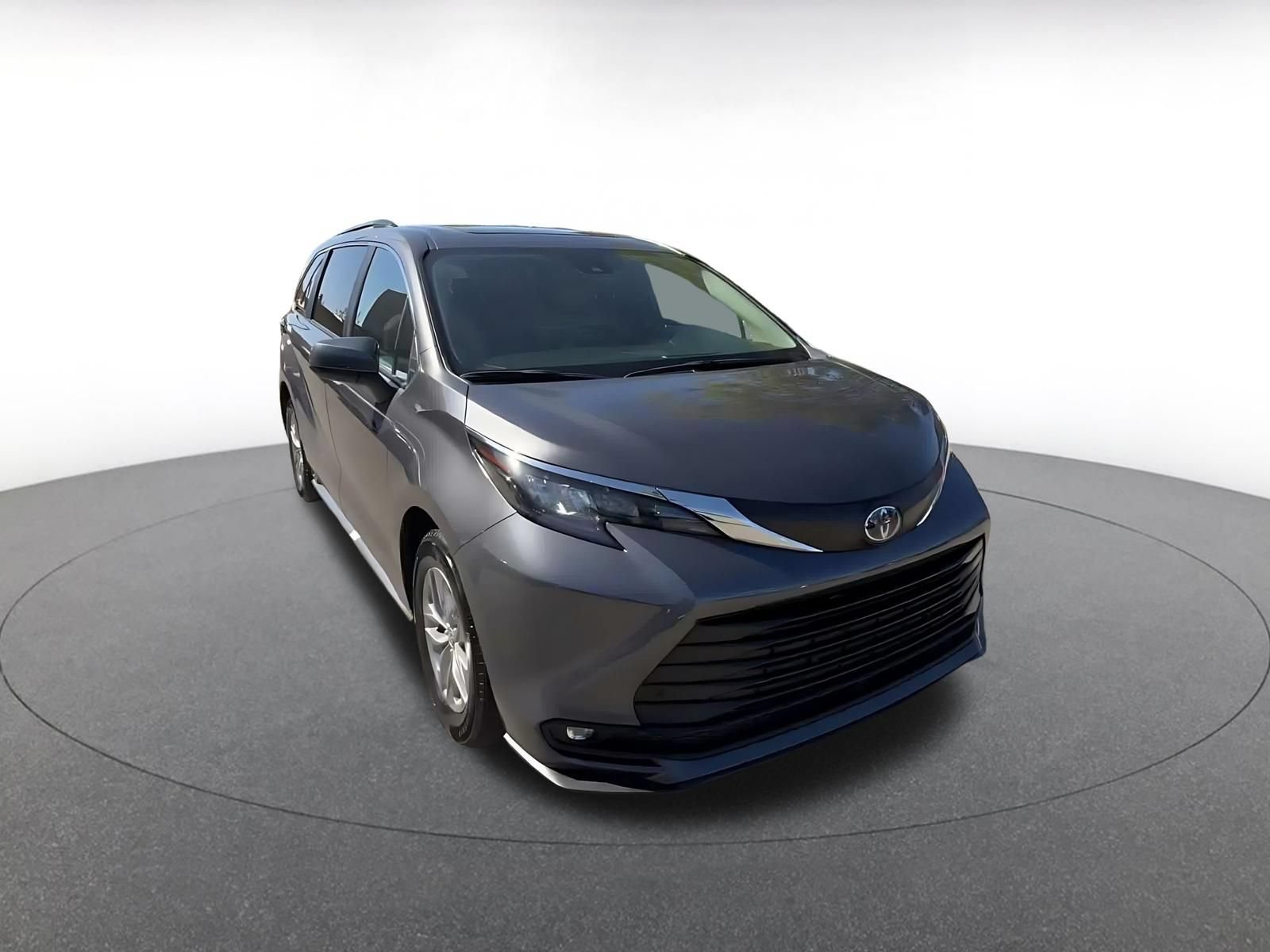 Used 2025 Toyota Sienna XLE FWD image 3