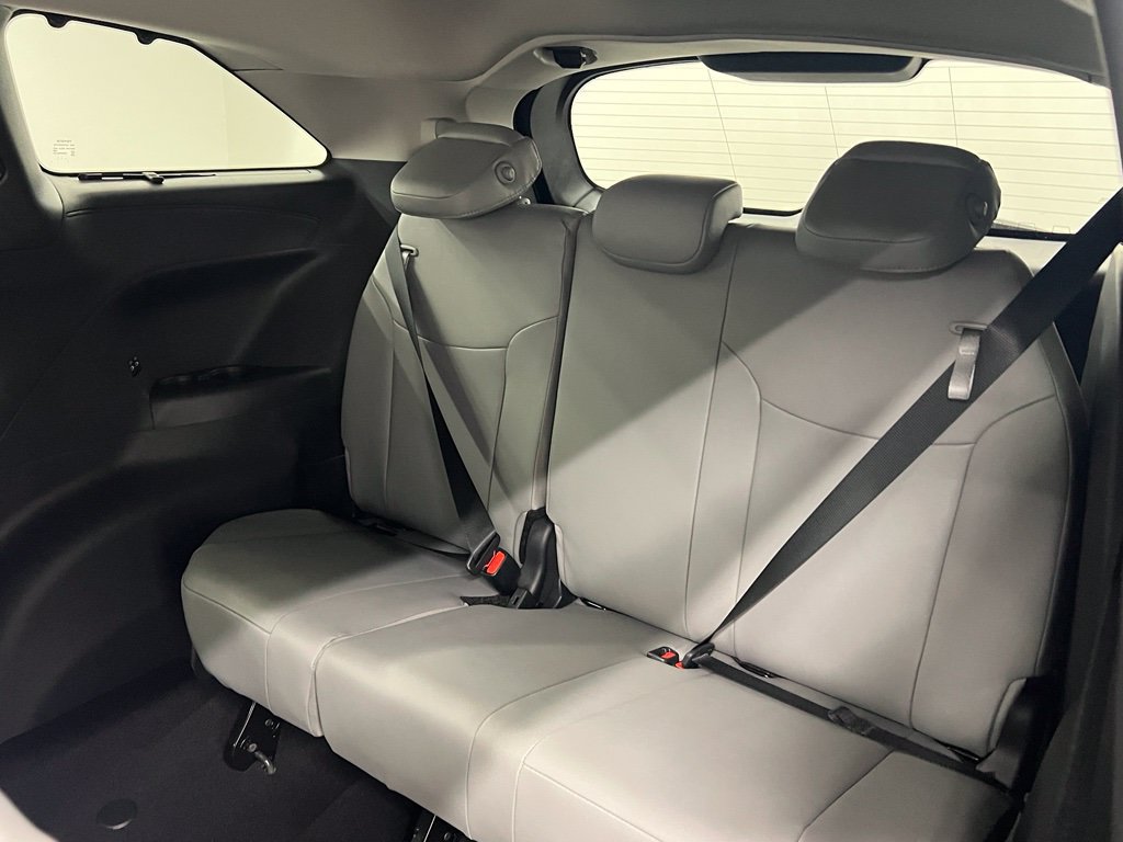Used 2026 Toyota Sienna XLE FWD image 11