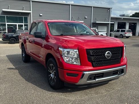 Used 2022 Nissan Titan SV RWD image 2
