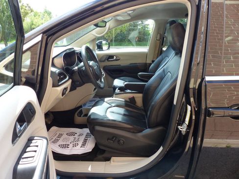 Used 2024 Chrysler Pacifica Touring-L FWD image 23