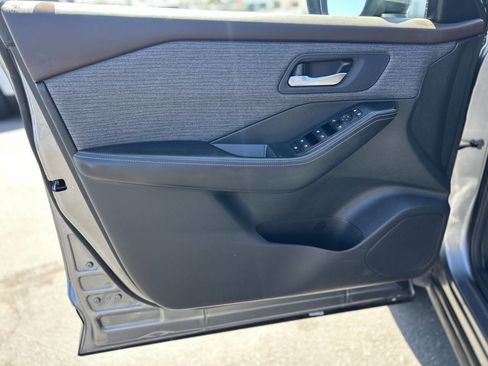 Used 2023 Nissan Rogue SV image 9