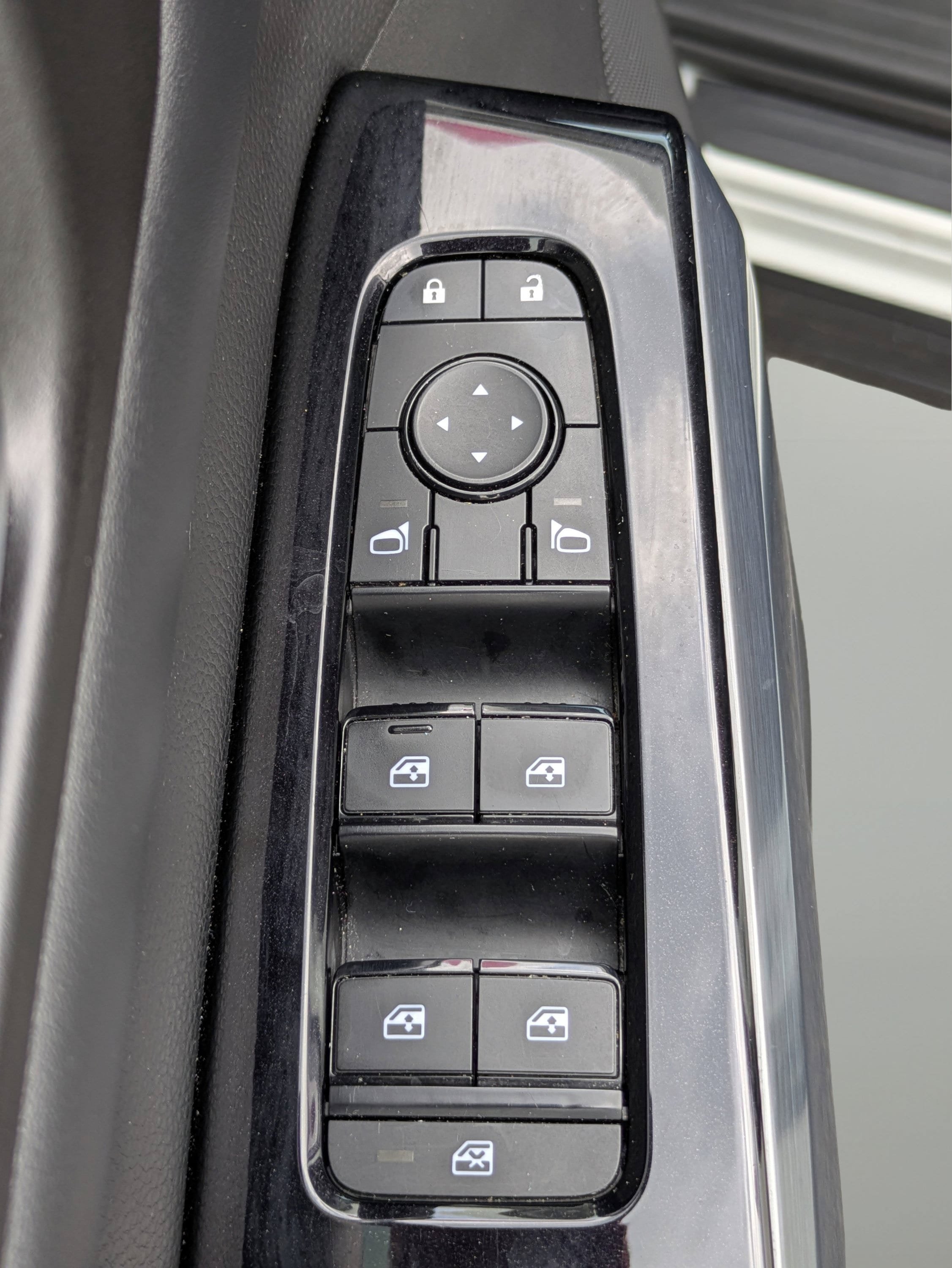 Used 2022 Nissan Pathfinder SL FWD image 16