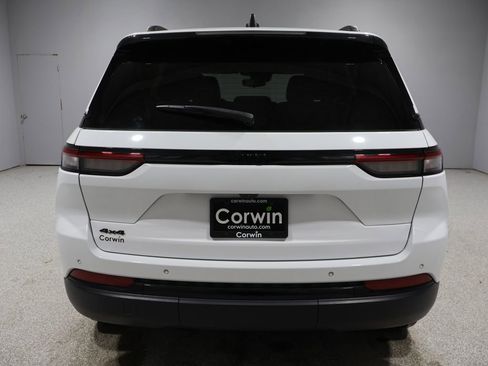 Used 2023 Jeep Grand Cherokee Altitude image 3