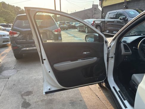 Used 2020 Honda HR-V LX image 7