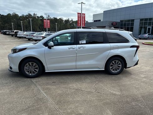New 2026 Toyota Sienna XLE FWD image 2