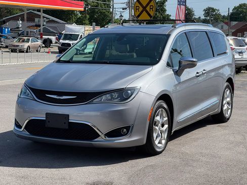 Used 2020 Chrysler Pacifica Limited FWD image 2