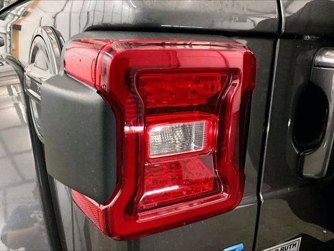 Used 2021 Jeep Wrangler Unlimited Sahara image 28