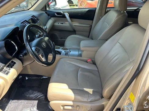Used 2011 Toyota Highlander SE w/ Tow Pkg image 19