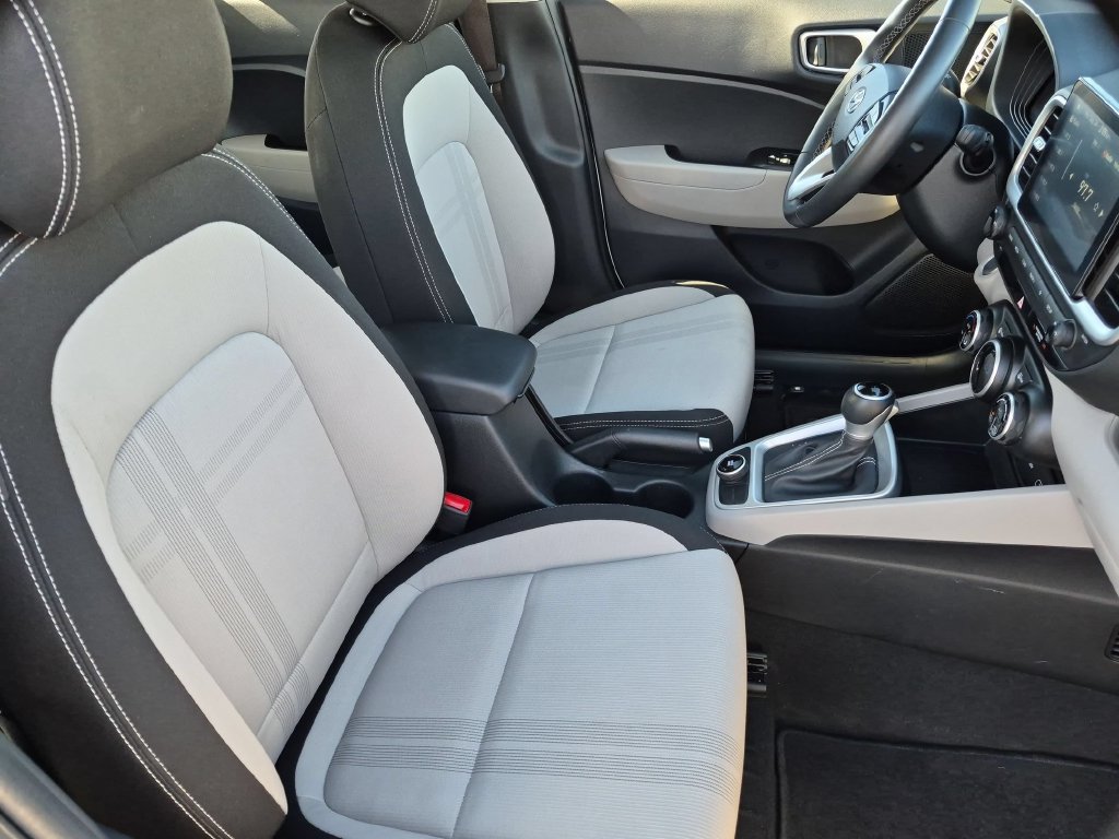 Used 2025 Hyundai Venue SEL FWD image 31
