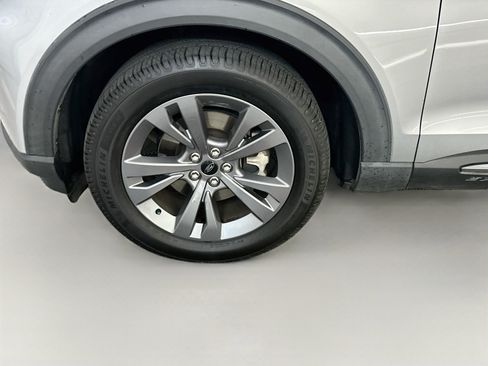 Used 2021 Ford Explorer XLT w/ Equipment Group 202A AWD/4WD image 11