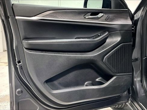 Used 2025 Jeep Grand Cherokee Limited image 21