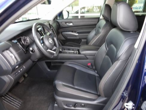 Certified 2023 Nissan Pathfinder SL w/ Black Appearance Package image 21