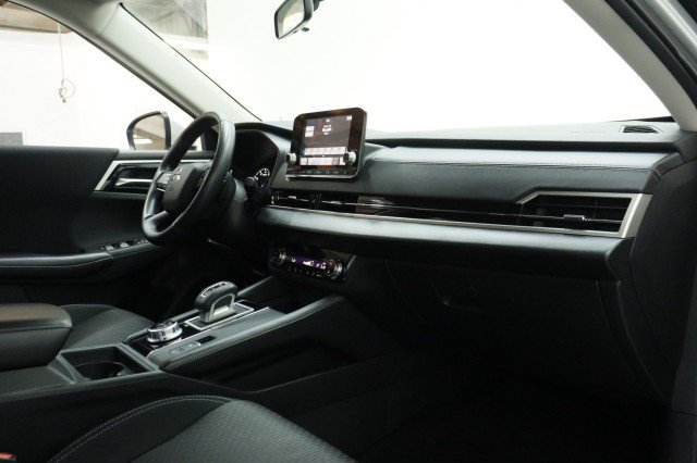 Used 2023 Mitsubishi Outlander ES FWD image 21