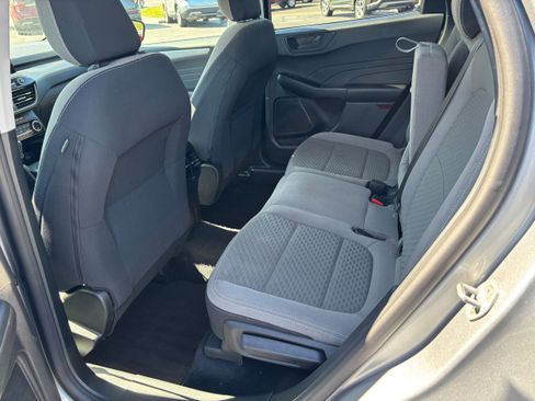 Used 2022 Ford Escape SE w/ SE Sport Appearance Package image 9