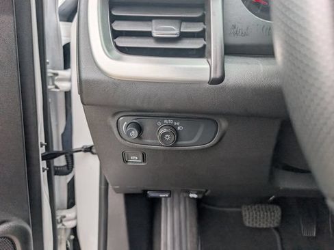 Used 2024 GMC Terrain SLE FWD image 11