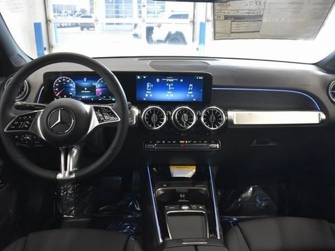New 2025 Mercedes-Benz GLB 250 4MATIC image 4