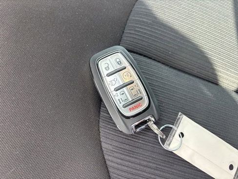 Used 2023 Chrysler Pacifica Touring FWD image 44