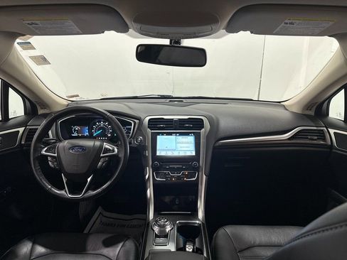 Used 2018 Ford Fusion SE w/ Fusion SE Technology Package image 2