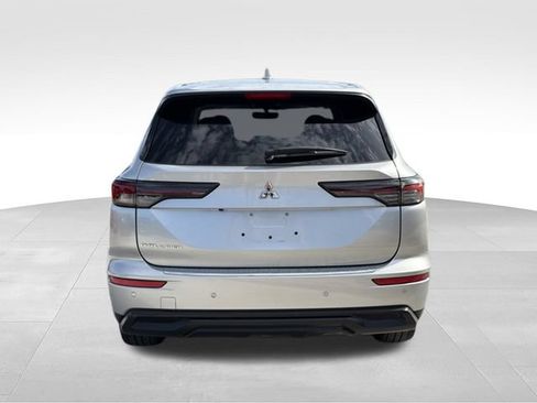 Used 2025 Mitsubishi Outlander ES FWD image 5