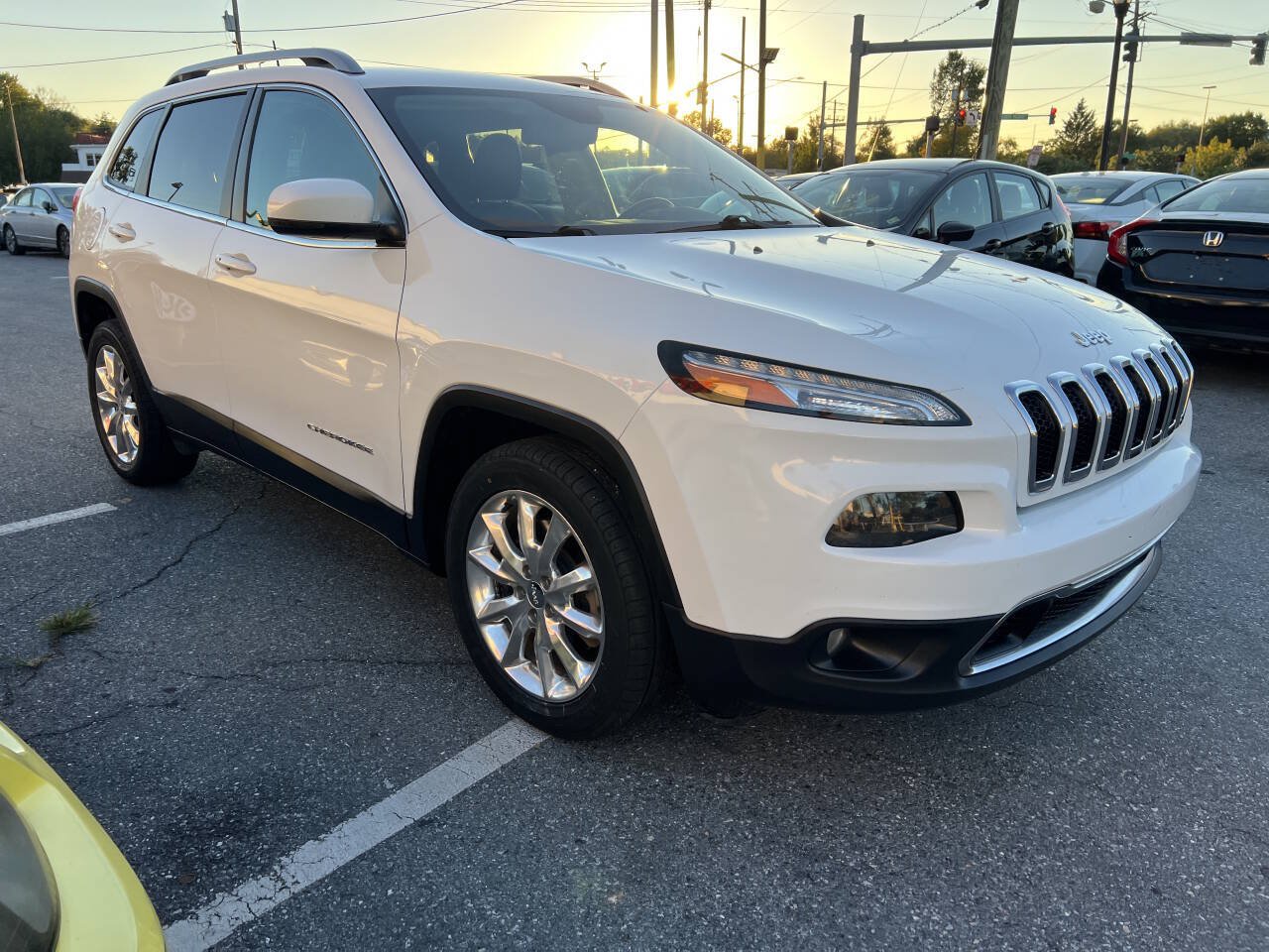 Used 2017 Jeep Cherokee Limited FWD image 3