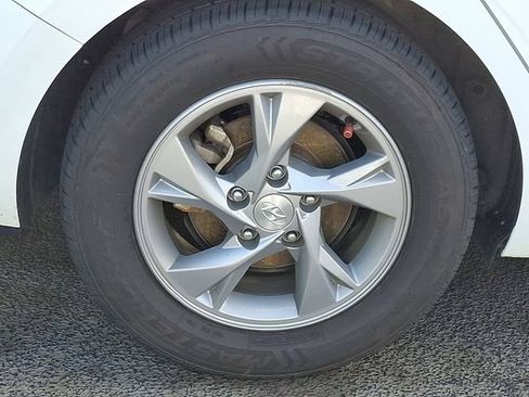 Used 2021 Hyundai Elantra SE FWD image 5