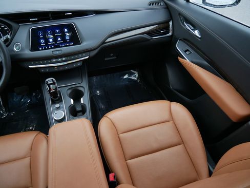 Used 2023 Cadillac XT4 Premium Luxury image 11