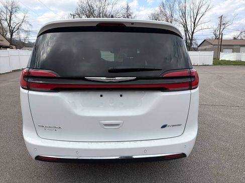 Used 2024 Chrysler Pacifica Limited FWD image 5
