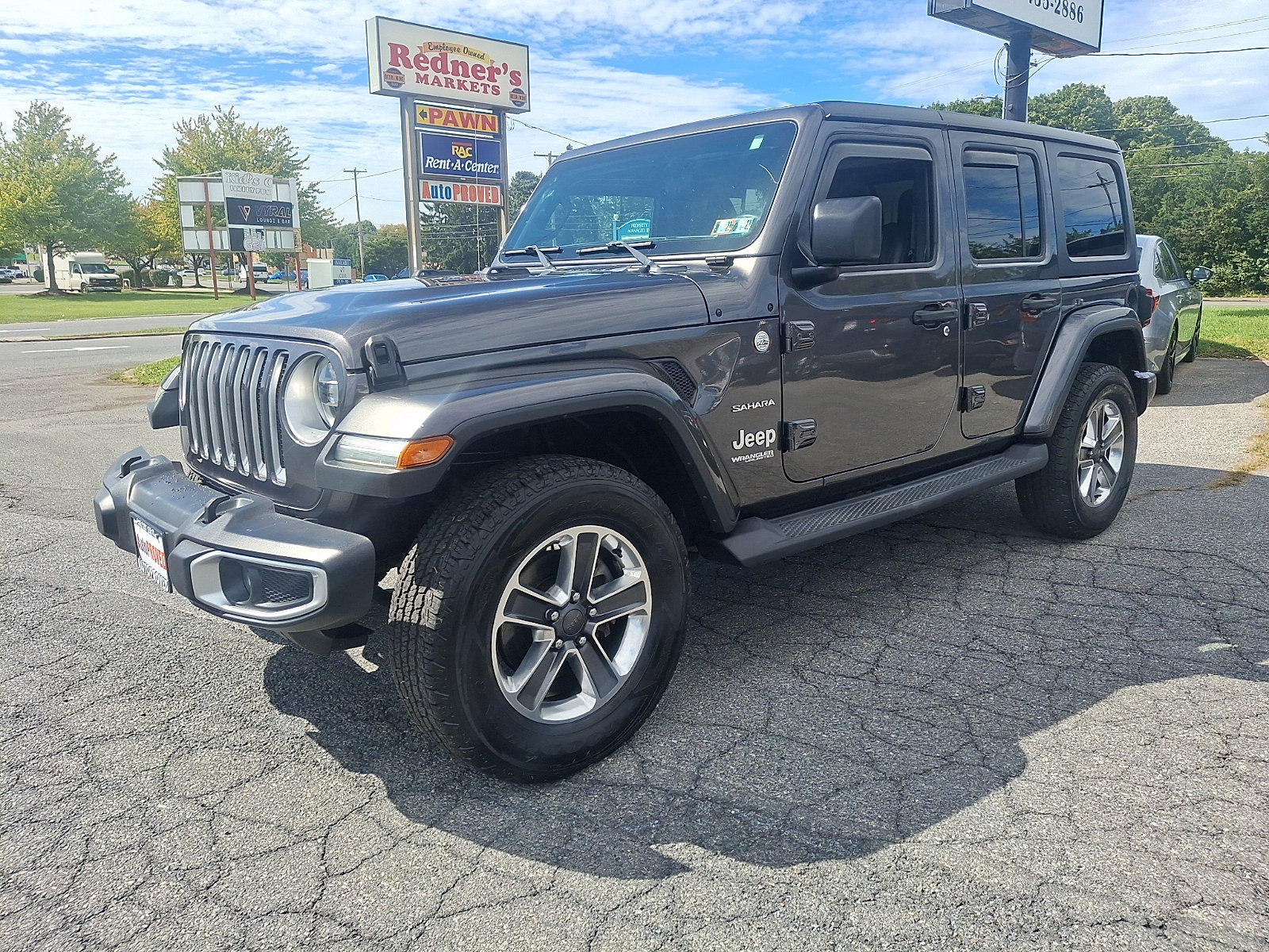 Used 2018 Jeep Wrangler Unlimited Sahara w/ LED Lighting Group AWD/4WD image 3