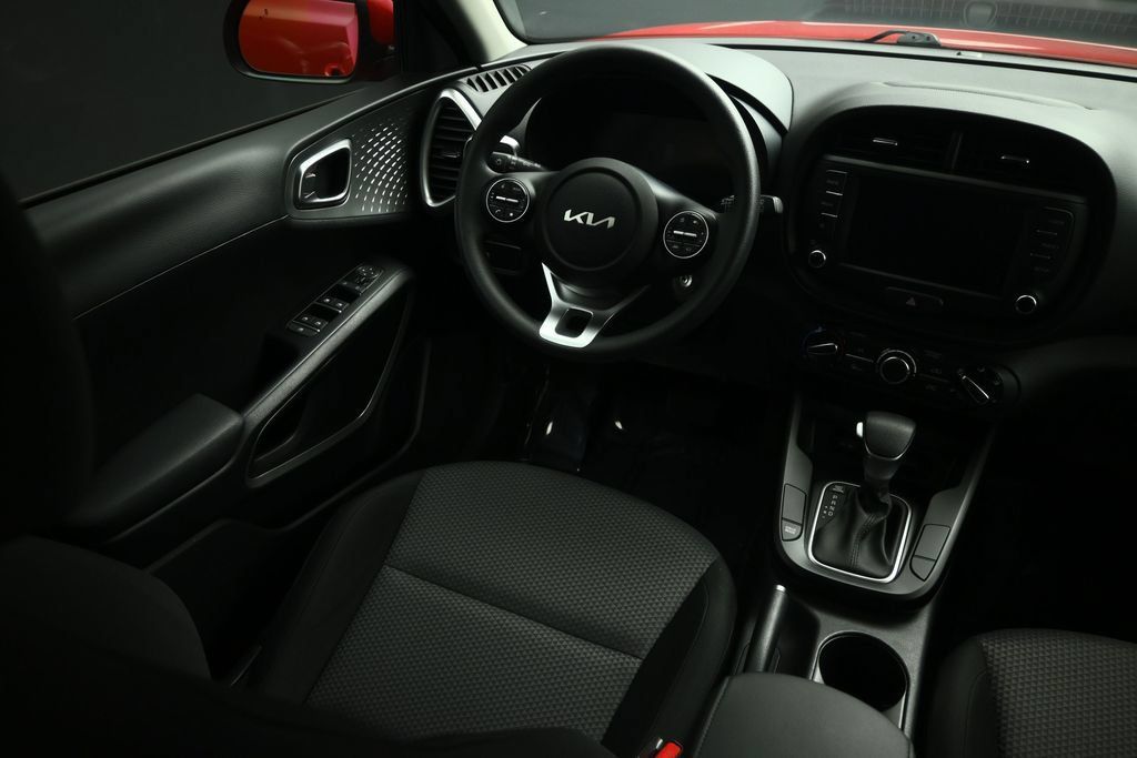Used 2025 Kia Soul LX w/ LX Technology Package FWD image 48